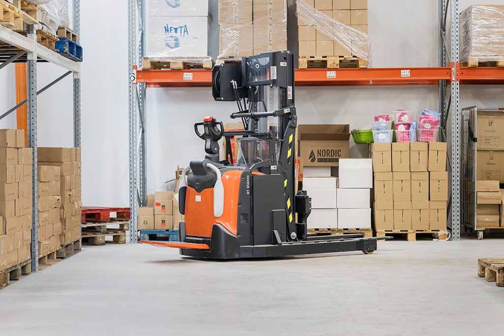 Käytetty Toyota-trukki siirtää lemmikkien ruokia Fidoca Oy:lla