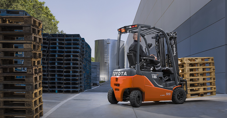 CB working outside li-ion-campaign-deal-768x400px FR.jpg