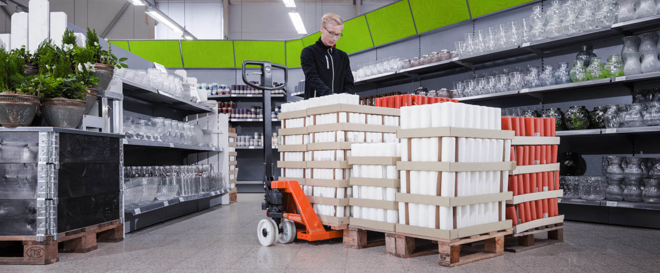 Toyota BT Lifter -pumppukärry myymälässä