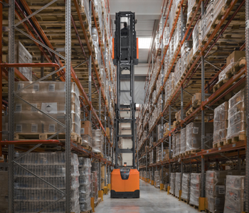 Toyotan korkeakeräilijä korkeisiin varastoihin