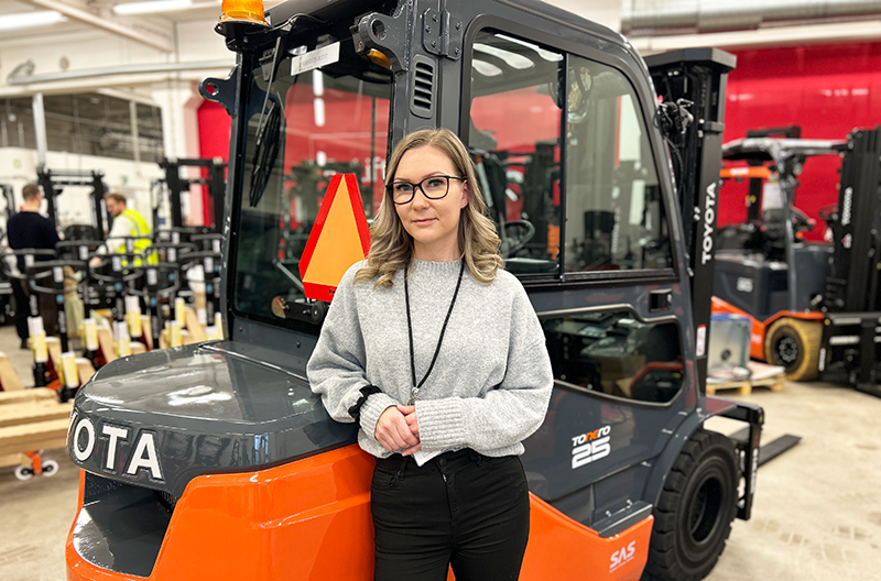 Toyota Material Handling Finlandin asiakaspalvelun työntekijä Annina